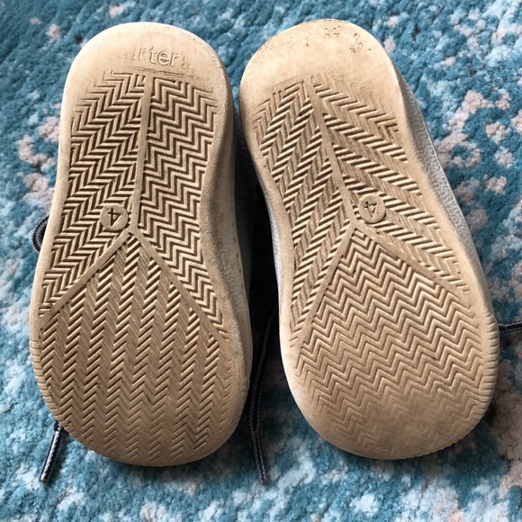 Carter’s sneakers size 4 - Picture 3 of 4
